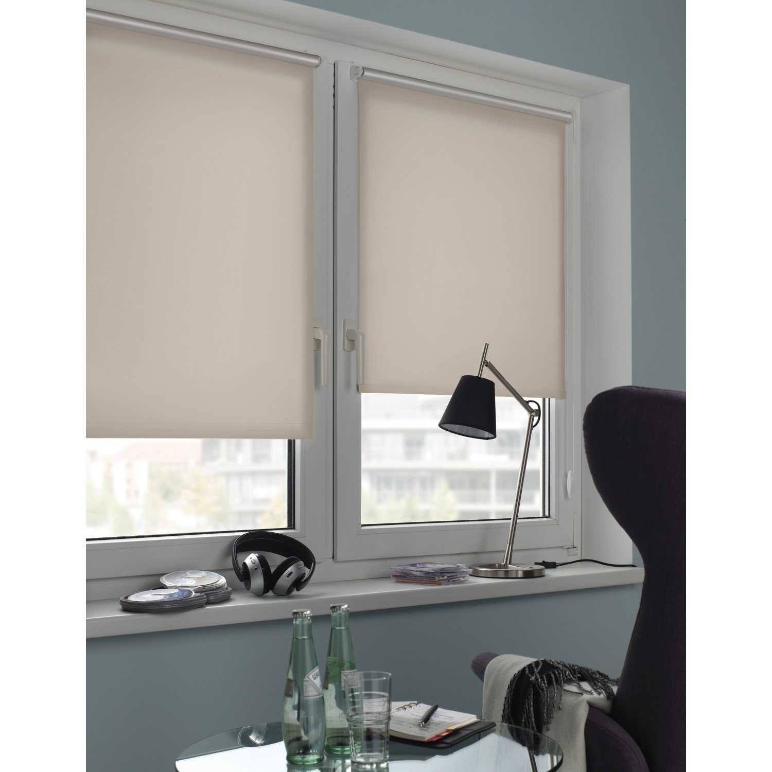 Gardinia EasyFix Rollo Thermo, naturfarben, an Fenstern montiert für Verdunkelung und Hitzeschutz.