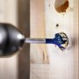 Bosch Expert Selfcut Flachfräsbohrer bohrt Loch in Holz mit Akku-Bohrschrauber.