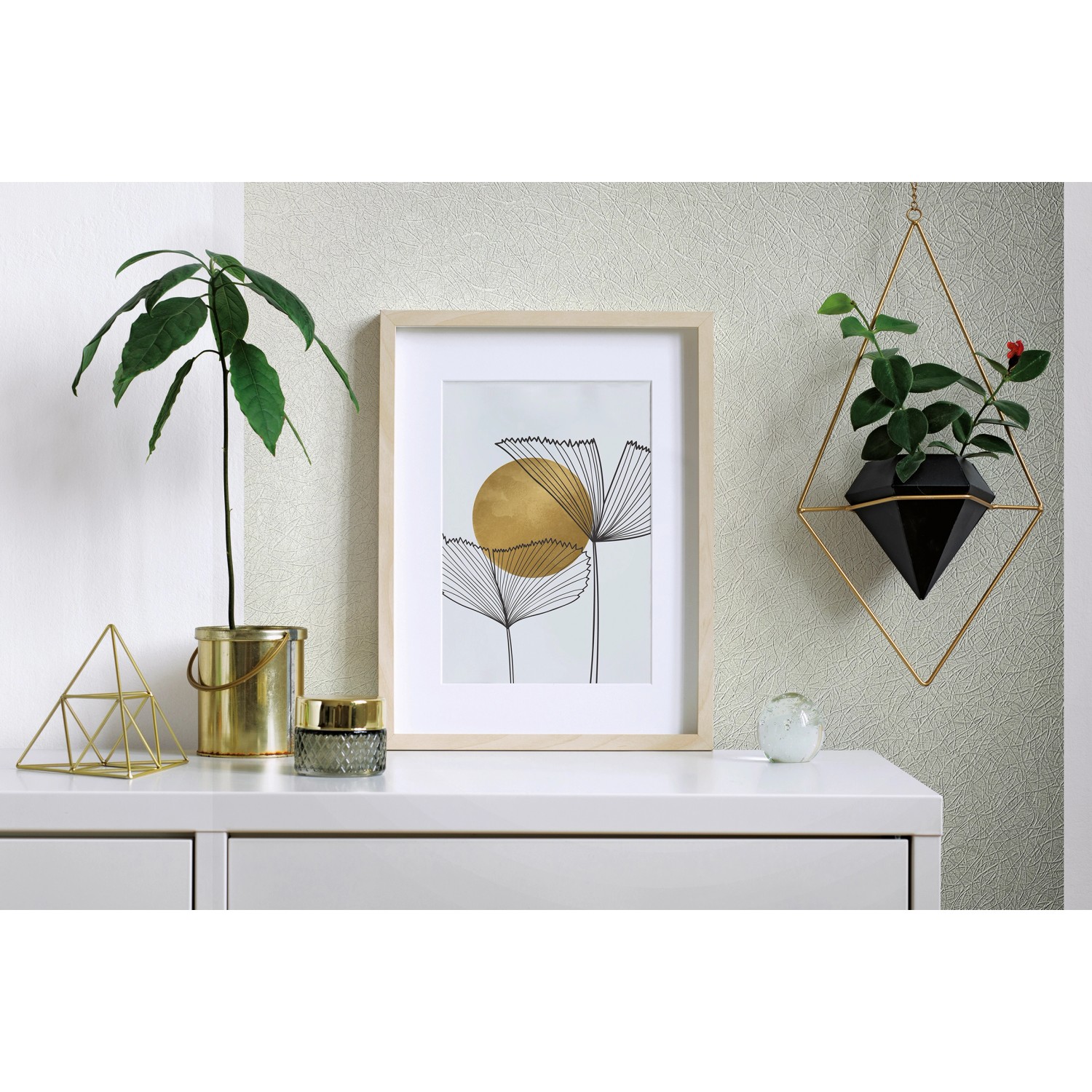 Marburg Vliestapete Ivy Nov Struktur Sandgrau mit floralem Muster im Bilderrahmen.