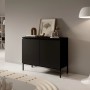 Schwarzes Selsey Sideboard Bemmi, 100 cm, mit zwei Türen und hohen schwarzen Metallbeinen in modernem Wohnzimmer.
