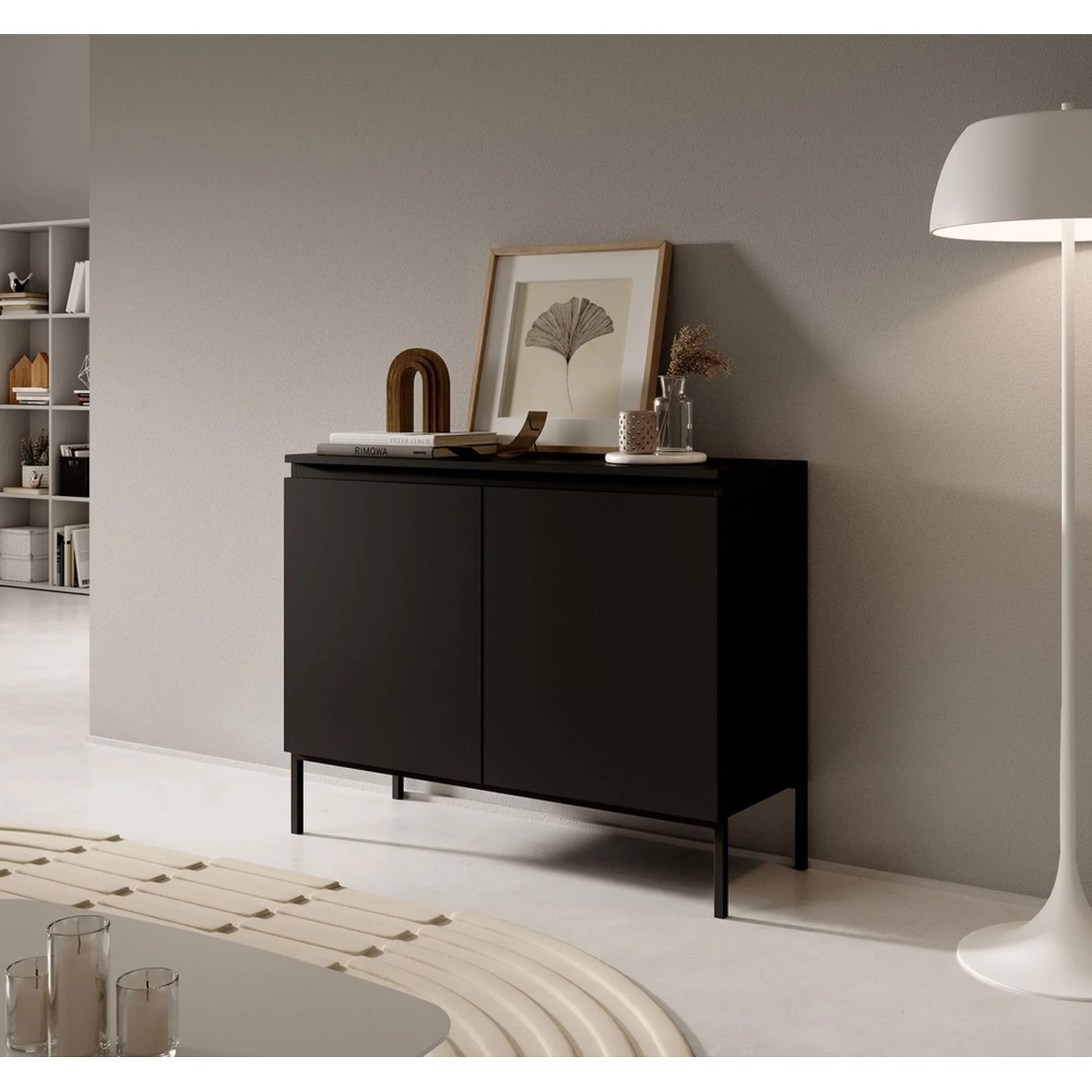 Schwarzes Selsey Sideboard Bemmi, 100 cm, mit zwei Türen und hohen schwarzen Metallbeinen in modernem Wohnzimmer.
