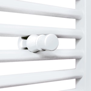 Weißer Schulte Handtuchknopf am Design-Heizkörper zur Handtuchaufhängung.