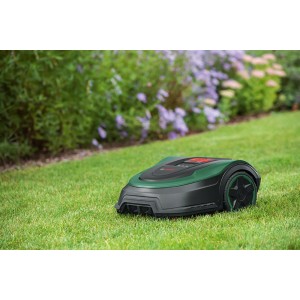 Bosch Indego S 500 Mähroboter auf Rasen, mit Blumen im Hintergrund.