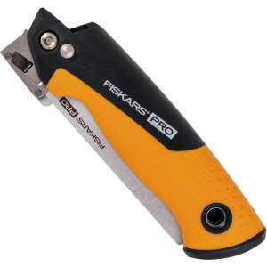 Fiskars Kompakt-Universalsäge Pro, Klappsäge mit orange-schwarzem Griff und 2 Sägeblättern.