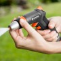 Gardena Premium Reinigungsspritze in Aktion: Wasserstrahl und robuste Bauweise im Fokus.