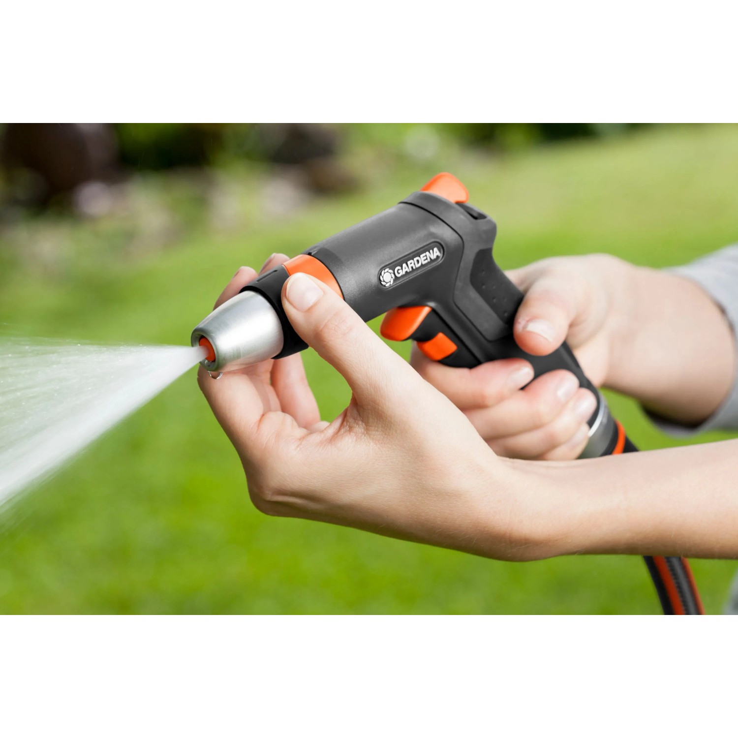 Gardena Premium Reinigungsspritze in Aktion: Wasserstrahl und robuste Bauweise im Fokus.