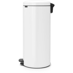 Weißer Brabantia NewIcon Treteimer mit 30 l Volumen. Ideal als Mülleimer für Küche oder Hobbyraum.