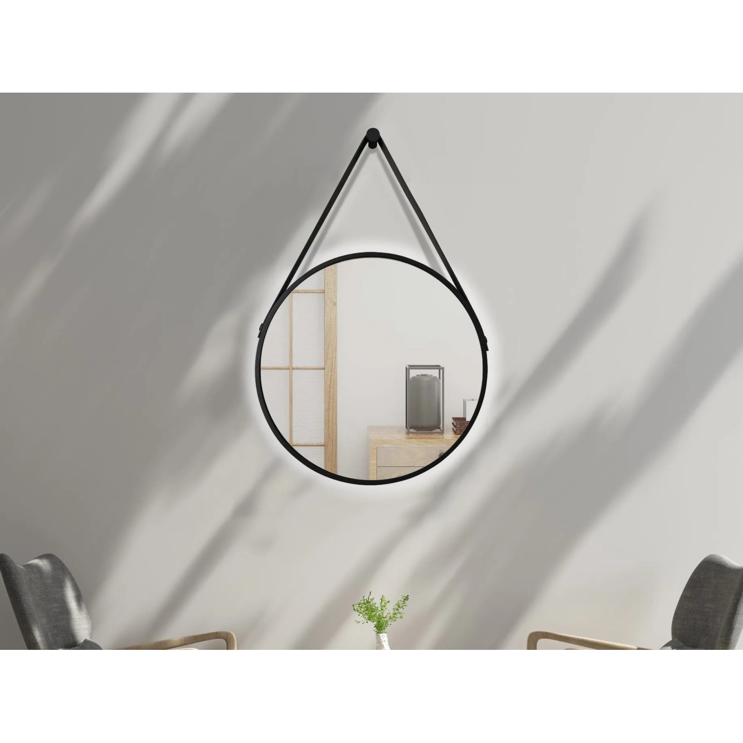 Runder LED-Lichtspiegel Silver Barbier, Ø 50 cm, mit schwarzem Rahmen und Lederband-Aufhängung.