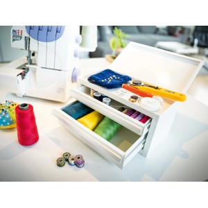 Weiße Mini Toolbox (26x17x28cm) mit Schubladen, gefüllt mit Nähzubehör.
