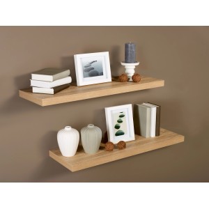 Zwei Wandregale Carlton in Eiche Hell mit Deko an brauner Wand.