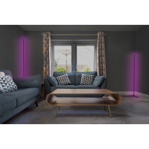 Ledvance Smart+ WiFi Stehleuchte in Schwarz, indirekte RGB-Beleuchtung im Wohnzimmer.