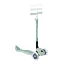 Globber Primo Foldable Lights Tretroller in Pistazie mit 3 LED-Rädern und höhenverstellbarer Lenkstange.