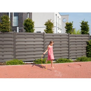 Anthrazitfarbener WPC Sichtschutzzaun Jumbo (179x179cm) im Garten mit spielendem Kind.