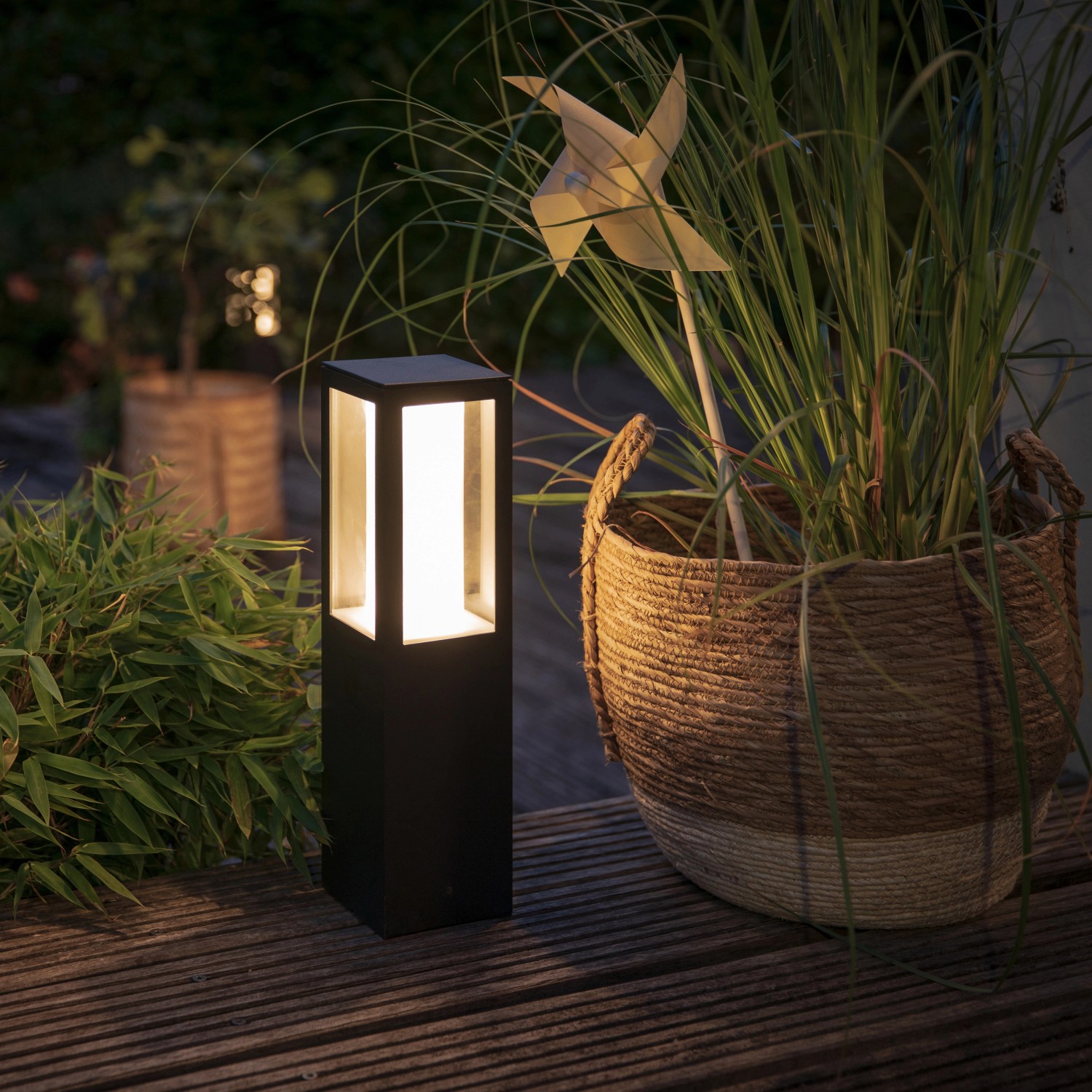 Philips Hue Impress Sockelleuchte, smarte LED Außenleuchte in Schwarz für Garten und Terrasse.