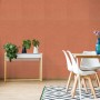 Korallenfarbene Jangal Modular PET Dekor-Paneele an einer Wand. Moderne Filz-Wandverkleidung im Wohnraum.