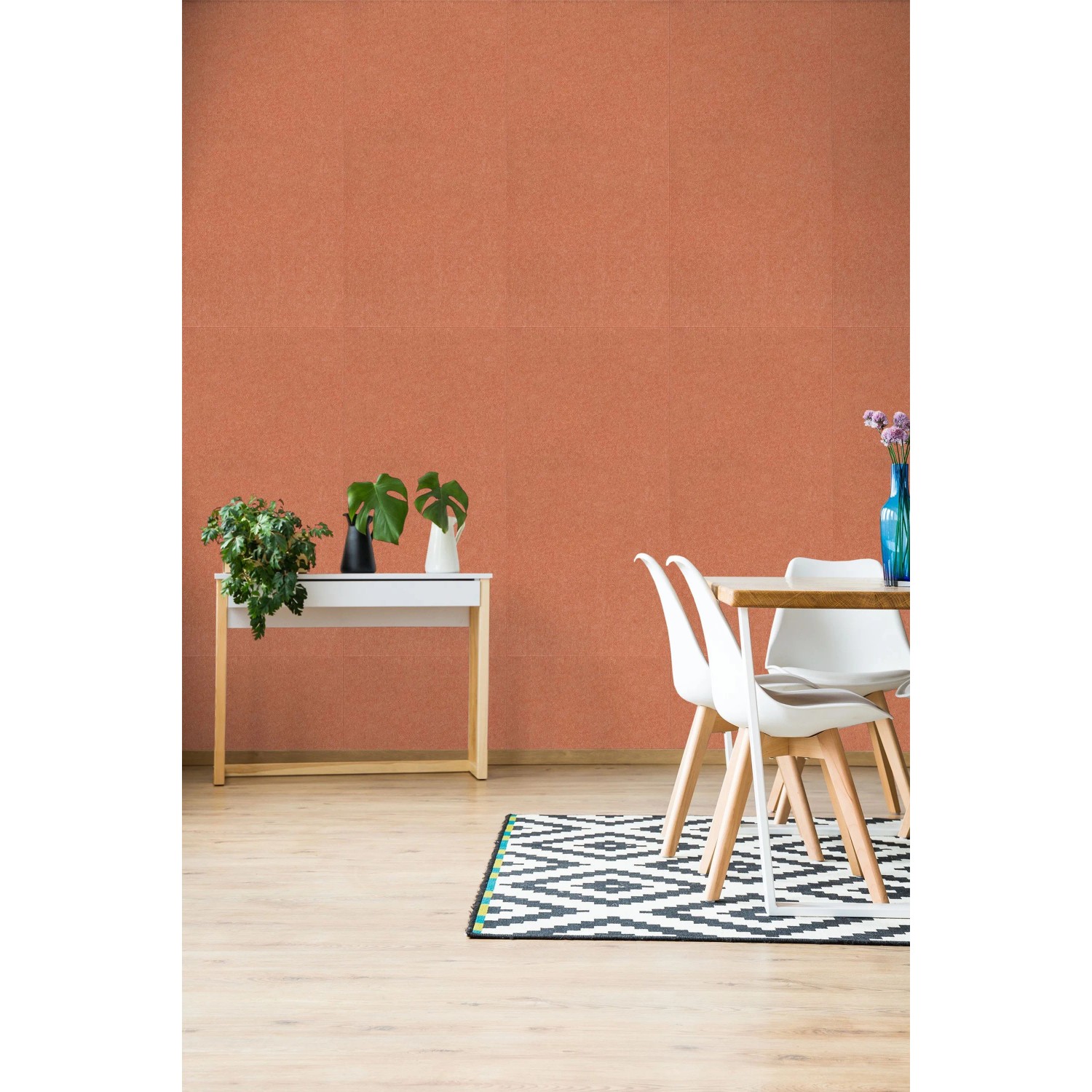 Korallenfarbene Jangal Modular PET Dekor-Paneele an einer Wand. Moderne Filz-Wandverkleidung im Wohnraum.