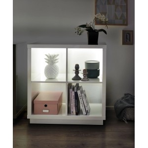 Beleuchtetes, weißes Regal mit Paulmann YourLED ECO Stripe. Warmweißes Licht.