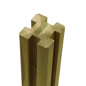 Nahaufnahme: Druckimprägnierter Zaunpfosten aus Kiefer Leimholz, 9x9x298 cm, mit Nut für Zaunbau.