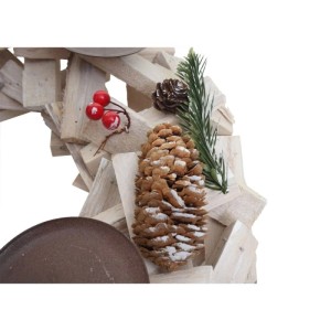 Weiß-grauer Adventskranz aus Holz (Ø 40cm) mit roten Kerzen, Tannenzapfen und Beeren.