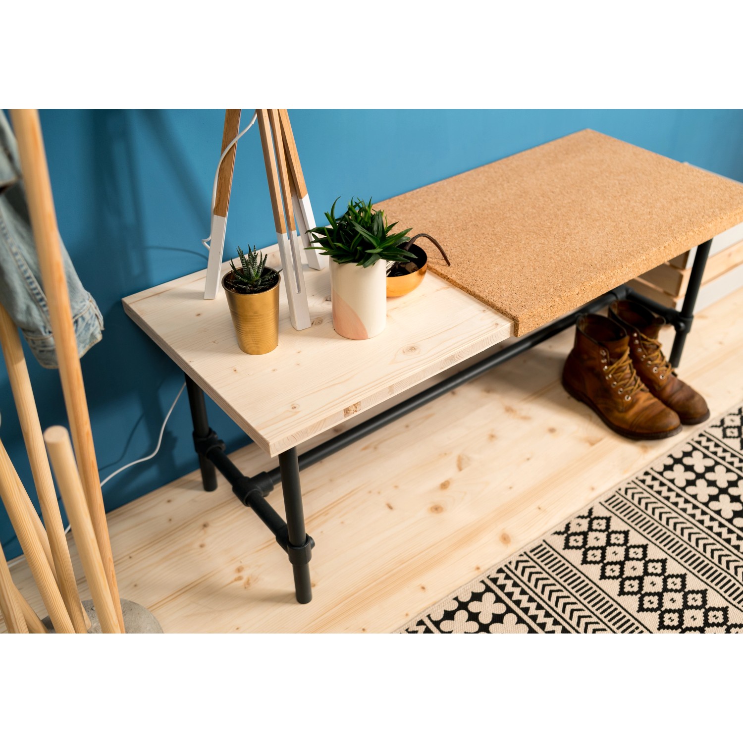 Silbernes Stahlrohr (200 cm) für Möbelbau, kombiniert mit Holz- und Korkplatte als Tisch.