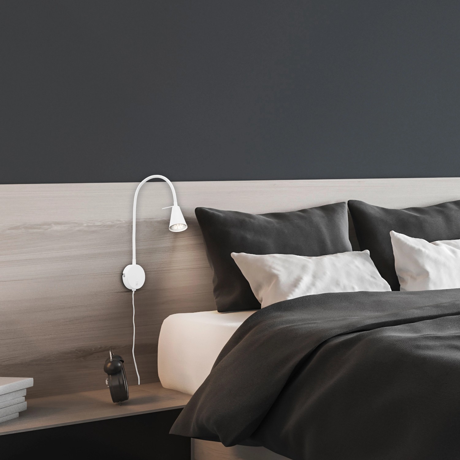 Weiße Briloner LED Bettleuchte Tusa, schwenkbar, am Bett montiert. Nachttischlampe mit Flexarm.