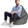 Anthrazitfarbener Sitting Point Sitzsack Brava 120 l mit sitzendem Mann.