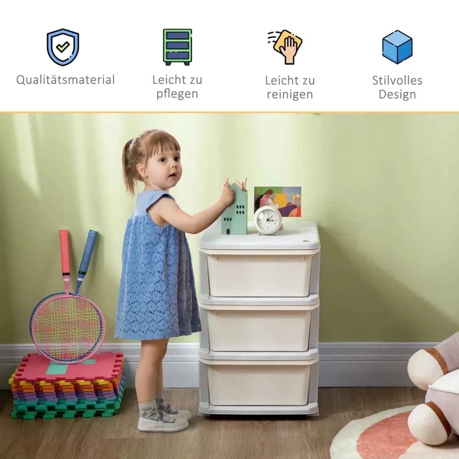 Cremeweißer Kinderschrank mit 3 Schubladen im Kinderzimmer, Kind spielt. Praktische Aufbewahrung für Spielzeug.