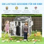 Outsunny Kinderspielhaus aus Holz, grau-weiß, mit Tür, Fenstern und Pflanzkasten. Kinder spielen im Garten.