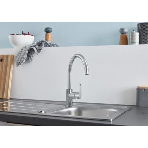 Grohe QuickFix Spültischarmatur Start Loop Supersteel in moderner Küche.