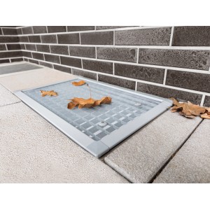 Teleskopierbare Lichtschachtabdeckung 40-60x70-120cm aus Aluminium-Gewebe schützt vor Laub und Ungeziefer.