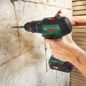 Bosch Akku-Bohrschrauber Advanced Drill 18V-80 beim Bohren in Steinwand.