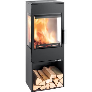 Schwarzer Haas+Sohn Kaminofen Wien Easy II mit Holzscheiten im Lagerfach und brennendem Feuer.