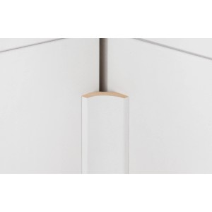 Weiße Hohlkehlleiste (22x22x2600 mm) für Paneele, montiert in einer Ecke.