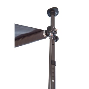 Detailaufnahme: Anthrazitfarbene Klemmmarkise mit weißen Dekorstreifen, Fokus auf Gestell und Mechanismus.