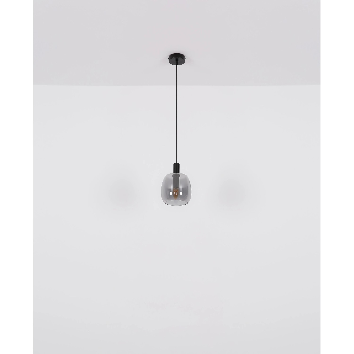 Globo Pendelleuchte, 4-flammig, schwarz matt mit rauchfarbenen Glasschirmen.