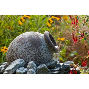 Gartenbrunnen-Set Orange im Antiklook mit Pumpe und Becken. Wasserspiel für den Garten.