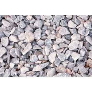 Nahaufnahme von Wolken-Weißem Marmorsplitt, 16-32 mm, Zierkies für den Garten.