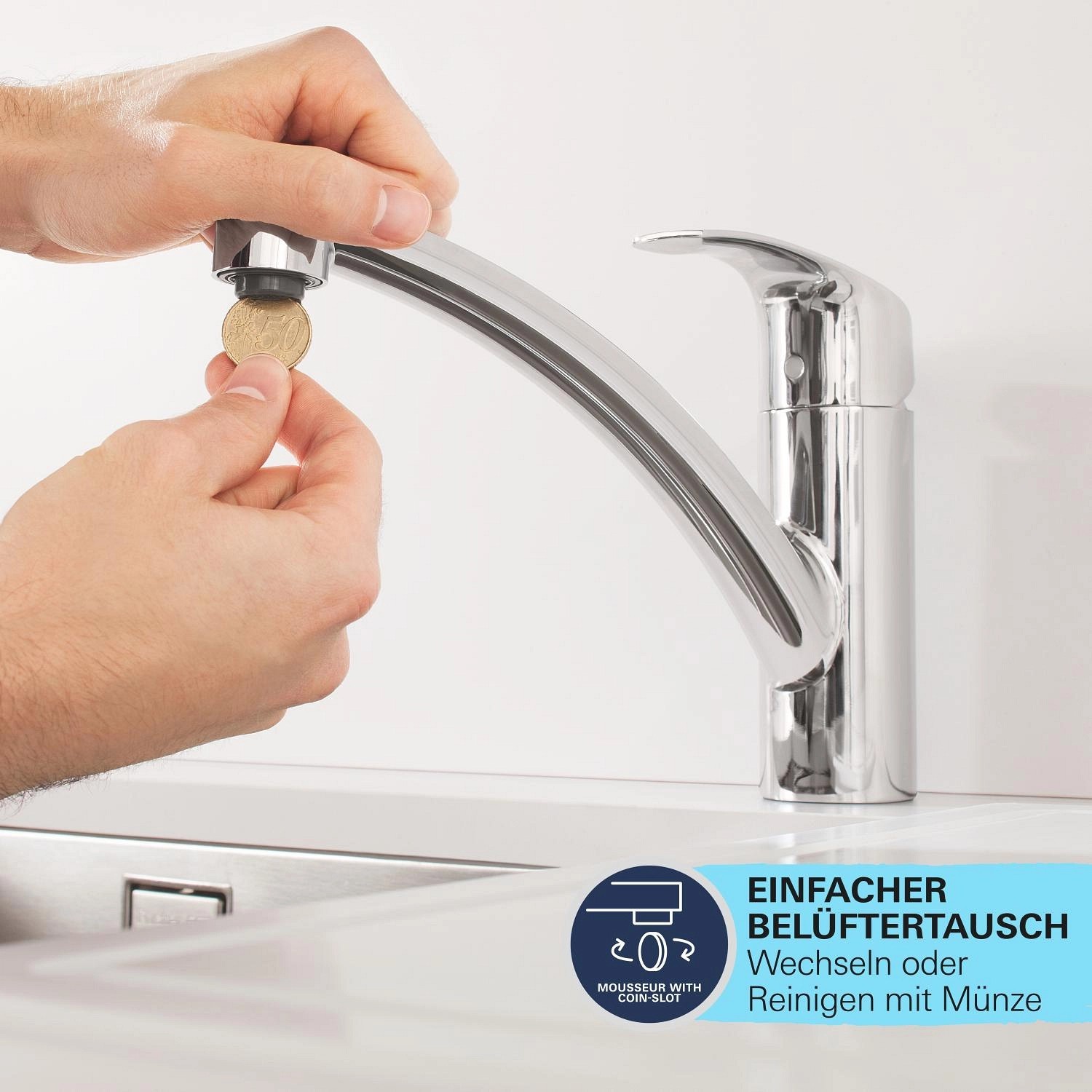Grohe QuickFix Küchenarmatur: Münze wird zum einfachen Belüftertausch verwendet.