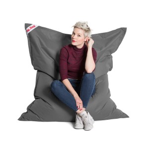 Sitting Point Sitzsack Big Bag Brava, 300 l, Anthrazit mit sitzender Person.