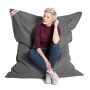 Sitting Point Sitzsack Big Bag Brava, 300 l, Anthrazit mit sitzender Person.