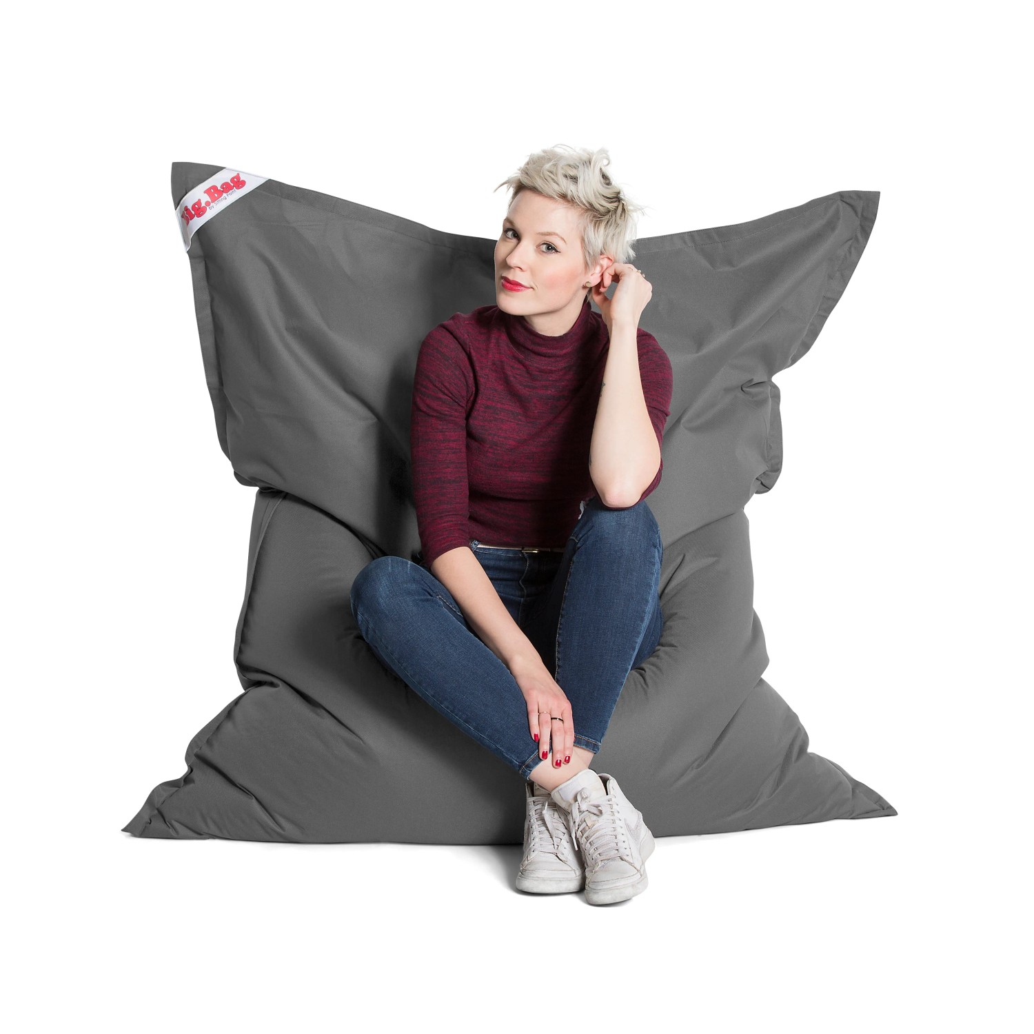 Sitting Point Sitzsack Big Bag Brava, 300 l, Anthrazit mit sitzender Person.