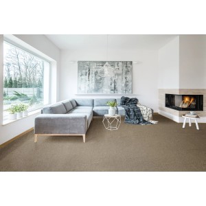Beiger Andiamo Teppichboden Nele im Wohnzimmer mit Kamin und grauer Couch.