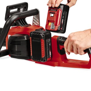 Einhell Akku-Kettensäge GP-LC 36/35 Li-Solo mit eingesetztem Power X-Change Akku.