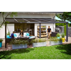 Anthrazit Terrassenüberdachung Garda 648x257 cm aus Aluminium mit Polycarbonat-Doppelstegplatten.