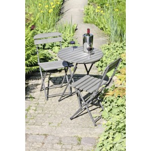 Graues 3-teiliges Balkon-Set Lugo mit klappbarem Tisch und zwei Stühlen im Garten.