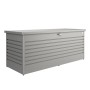 Rechteckige, quarzgrau-metallic Biohort FreizeitBox 200 aus Stahlblech. Regenwasserdichte Universalbox mit Schloss und Gasdruckfeder.