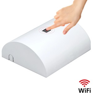 Weißes e2 elektro Schaltermodul Systeme Wifi mit Finger auf dem Touch-Sensor. Unterbauleuchte.
