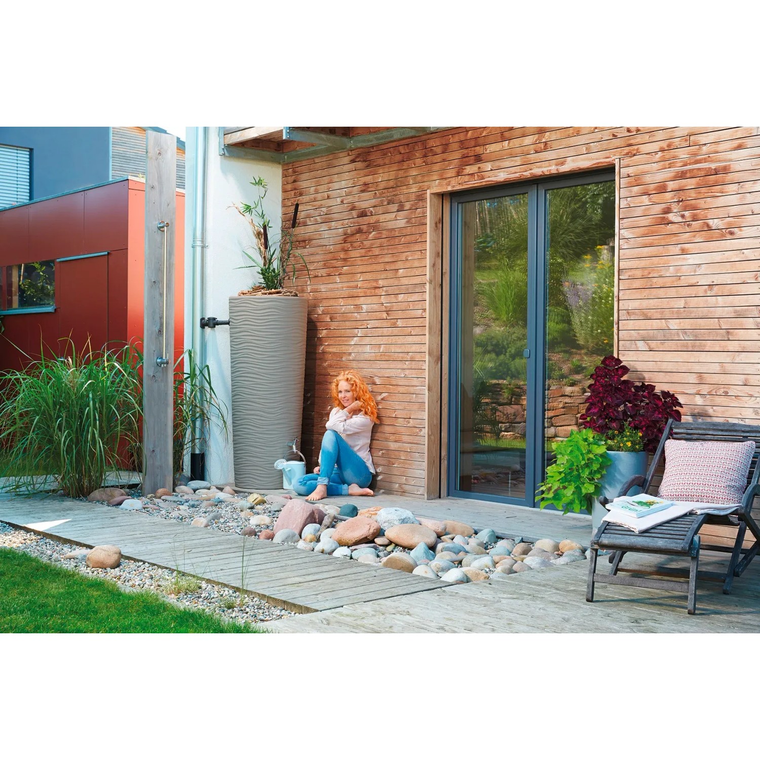 Natura 2in1 Regenwasserbehälter 350 l Sahara mit Pflanzschale im Garten.