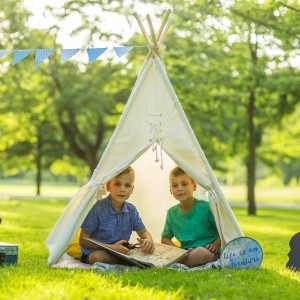 Sunny Alba Tipi Zelt Grau FSC® mit zwei Jungen im Garten.