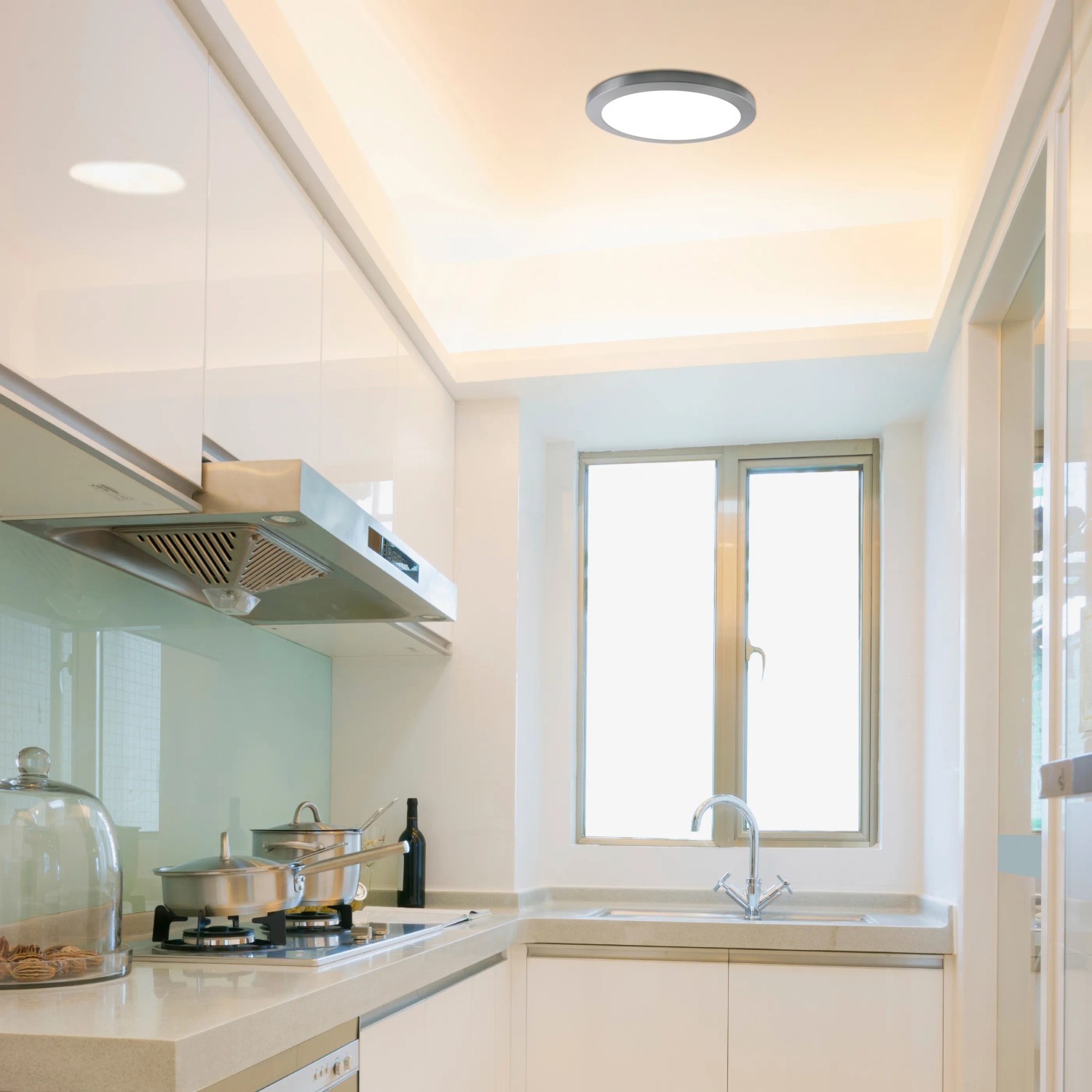 Näve LED-Deckenleuchte Bonus (22,5 cm) in Küche, warmweißes Licht.